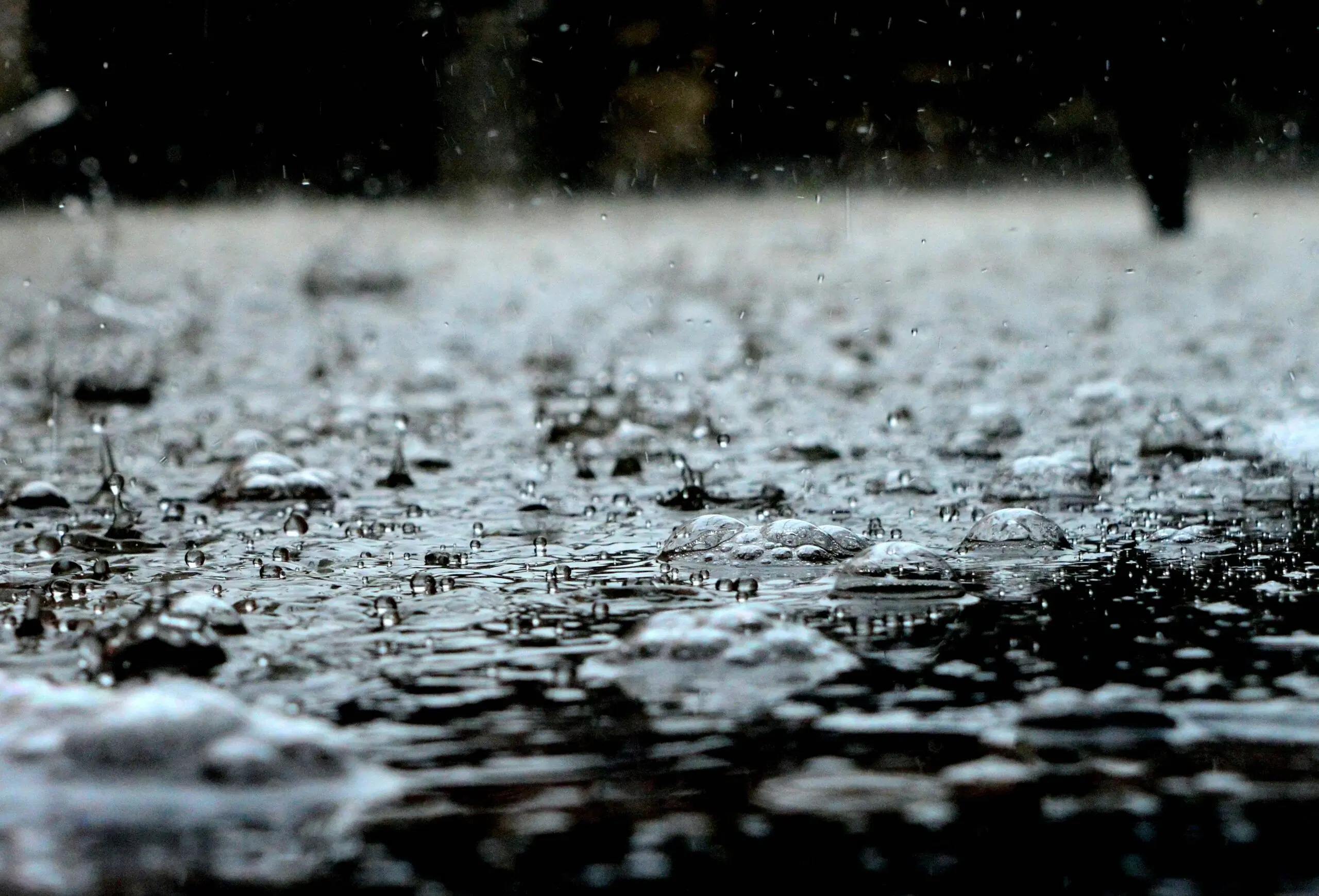 Gouttes de pluie tombant sur une surface d'eau